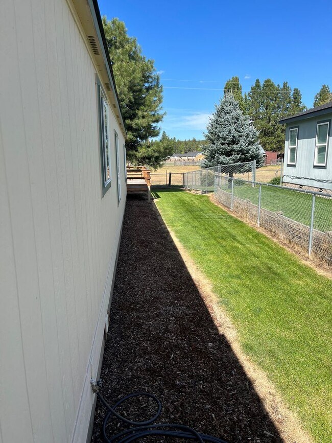 Building Photo - Round Lake Estates