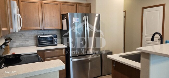 Building Photo - Central Valley Area - 2 Story Townhome 3Bed 2.5Bath