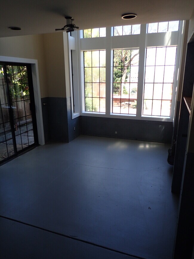 Building Photo - 719 Rhode Island St