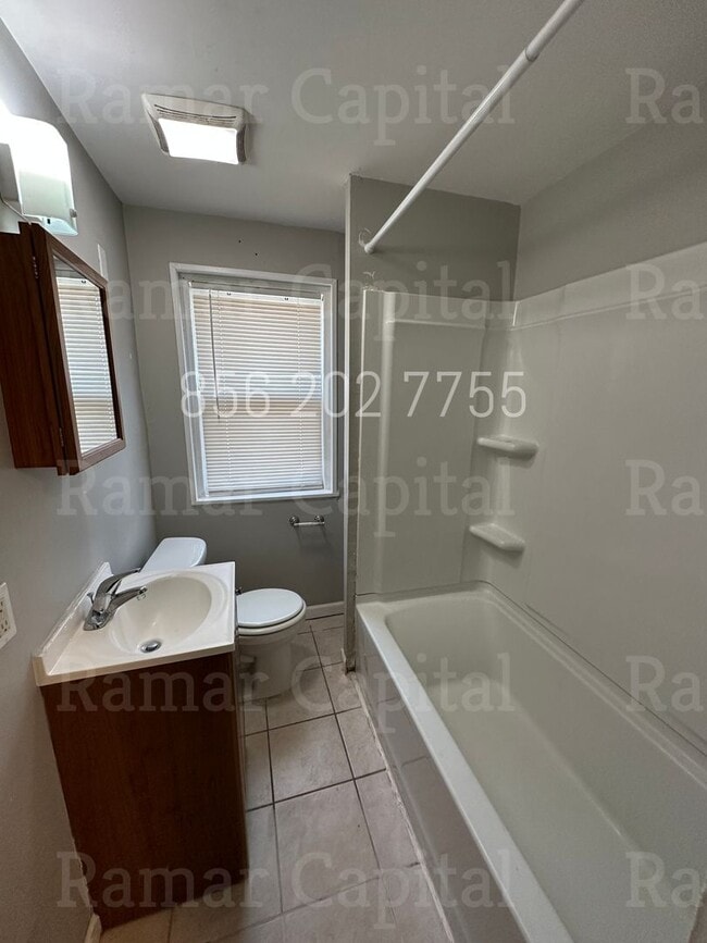 Building Photo - 3 Bedroom / 1 bath Row-house available NOW!!!