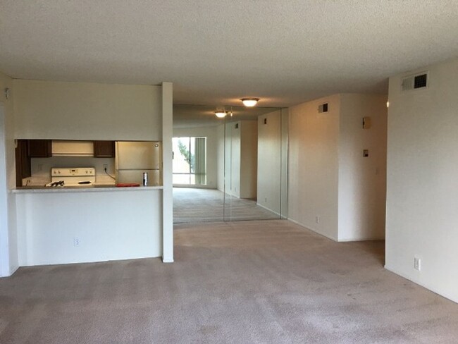 Building Photo - 2 Bedroom 2 Bathroom Single Story Condo, 3...