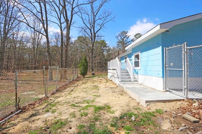 Building Photo - 6007 W Jersey Ave