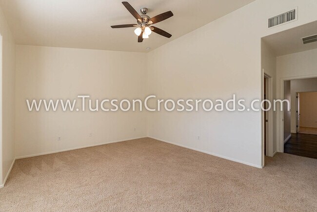 Building Photo - 4 Bedroom / 2 Bathroom Home