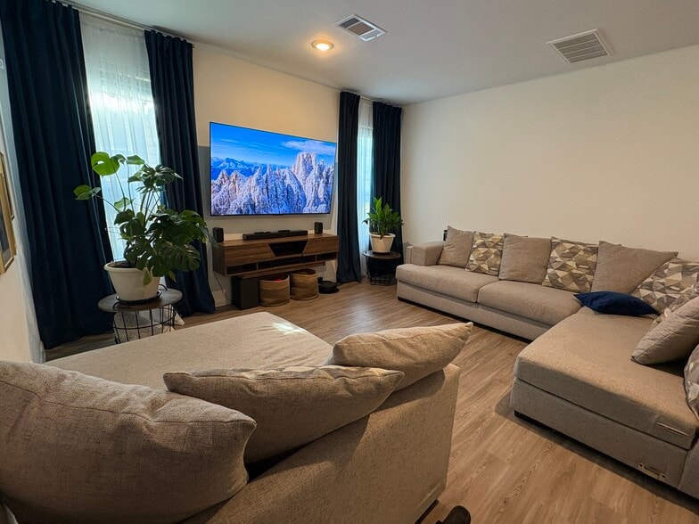 Living room - 7306 Madison Commons Ln