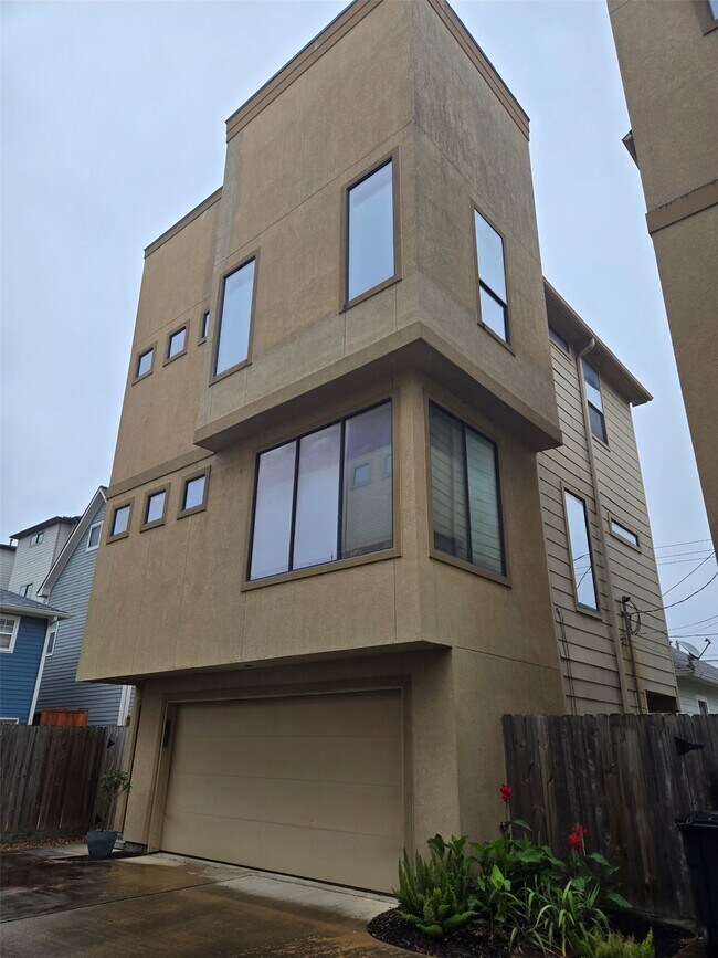 Building Photo - 1105 W 21st St