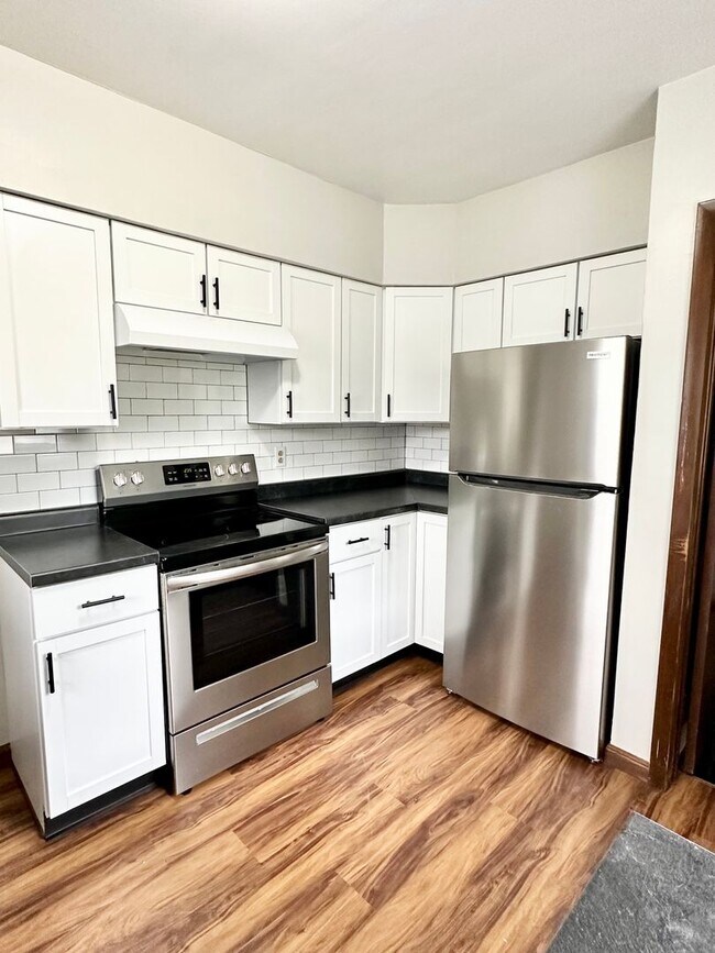 Building Photo - Charming Southside 2 Bedroom is Move-In Re...