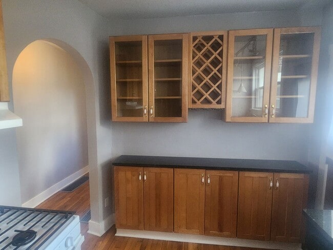 Building Photo - 2 Bedroom 1 bath updated Row Home