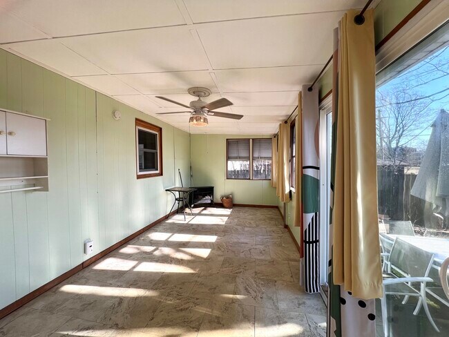 Building Photo - 508 S Lake St