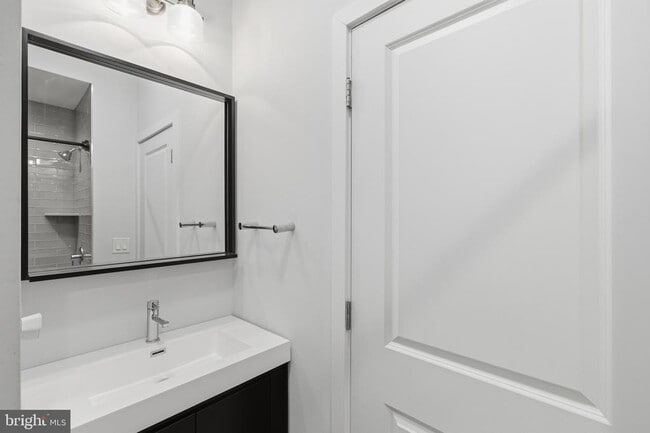 Building Photo - 1448 N Myrtlewood St