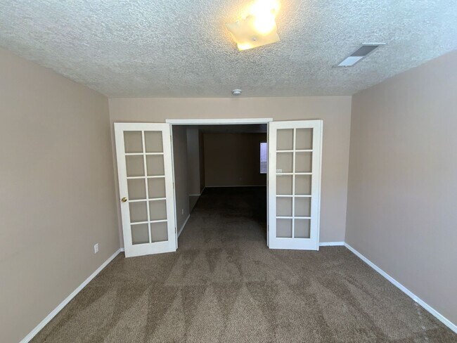 Building Photo - 3 Bedroom Home Available Near Unser Blvd N...