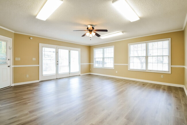 Building Photo - 3330 Salem Cove Dr
