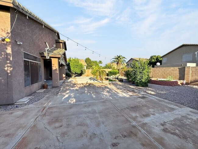 Building Photo - Charming 4 Bedrooms/ 3.5 Bath Home in Desirable Fox Crossing!!