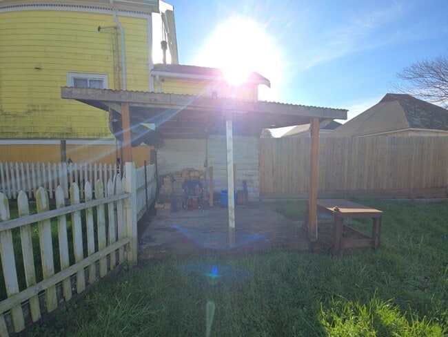 Building Photo - 3BR Eureka home offers remodeled interior, large yard and outbuildings!