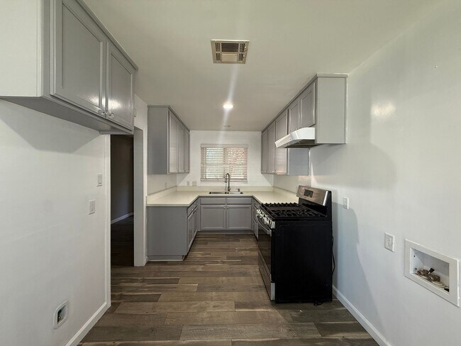 Building Photo - AV T 37938