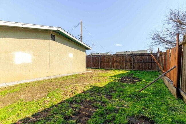 Building Photo - Spacious 2 bedroom / 1 bath renovated home...