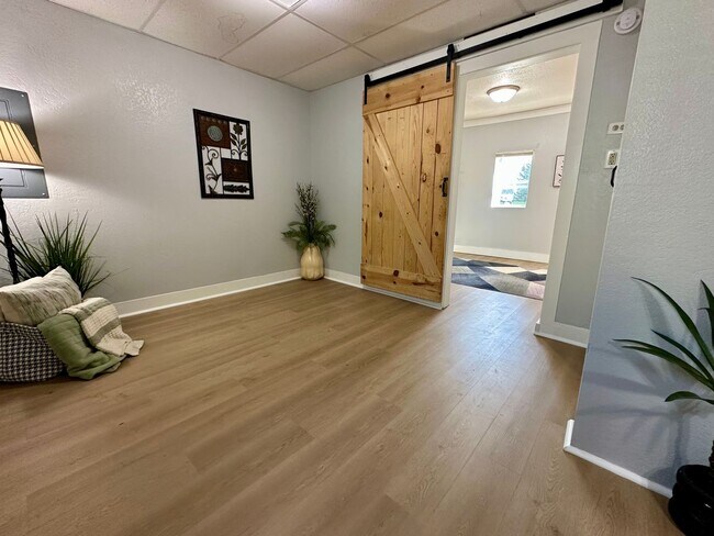 Building Photo - 1 bed, 1 bath home for rent in quiet Water...