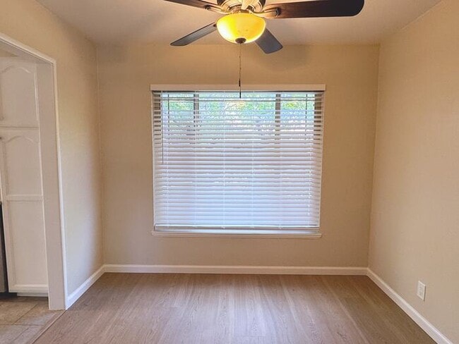 Building Photo - Cute 3 Bedroom Home Close to Shopping