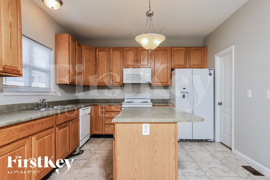 Building Photo - 107 Trailing Oak Ct