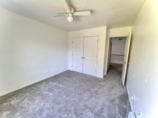 Building Photo - 4 bed 3 bath Townhome