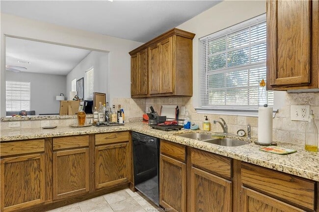 Building Photo - LOCATION!! LOCATION!! Walking Distance to ...