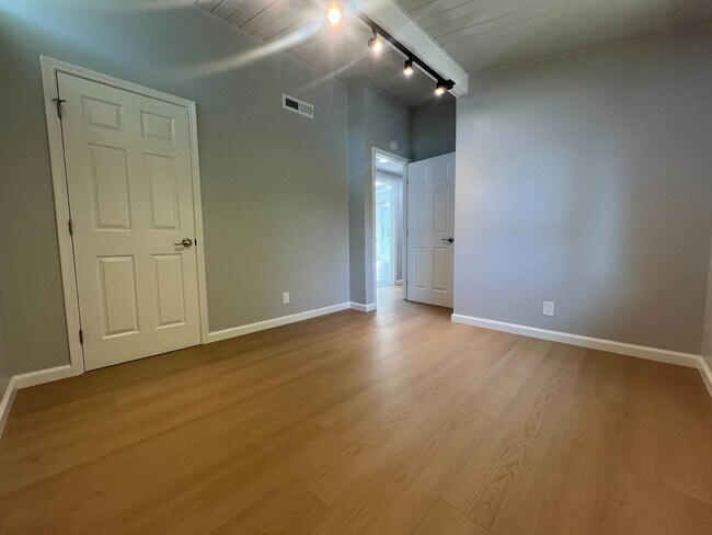 Building Photo - 831 Sinex Ave