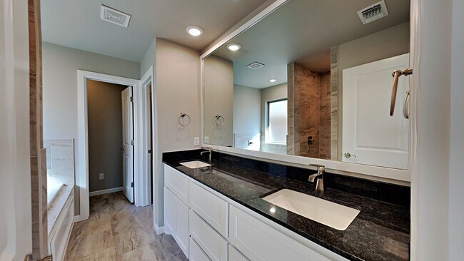 Building Photo - Beautiful 4 Bedroom 2 Bathroom Home in Pie...