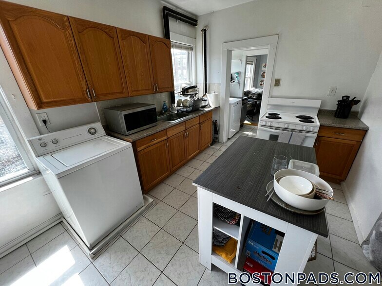 Building Photo - 208 Kelton St