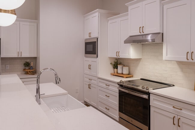 Quartz countertops, farmhouse style sink - 3723 116th St