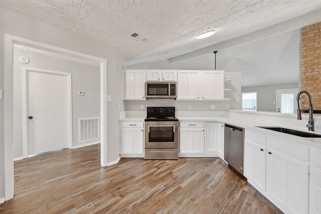 Building Photo - 15806 Pfeiffer Dr