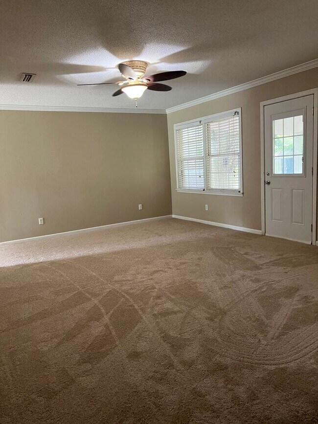Building Photo - 3 br, 2 bath House - 201 Colonial Dr