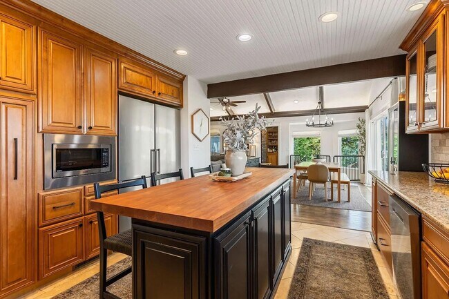 Building Photo - Luxury 5 Bedroom Home with Panoramic Views...