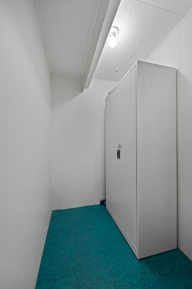 Building Photo - 2148 W Belle Plaine Ave