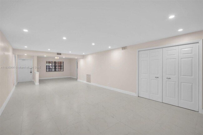Building Photo - 250 E Royal Palm Rd