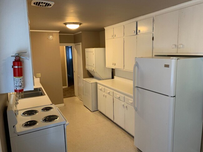 Building Photo - 912 W Clinton Dr