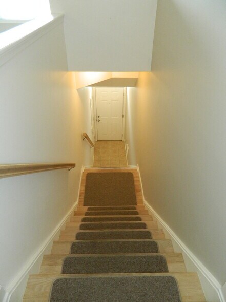 Entry stairwell - 248 Adams Pointe Blvd