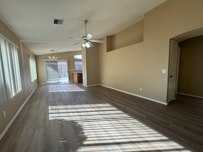 Building Photo - BEAUTIFUL 2 BEDROOM 2 BATHROOM WITH A DEN ...