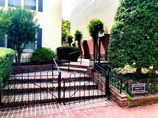 Building Photo - 900 24th St NW