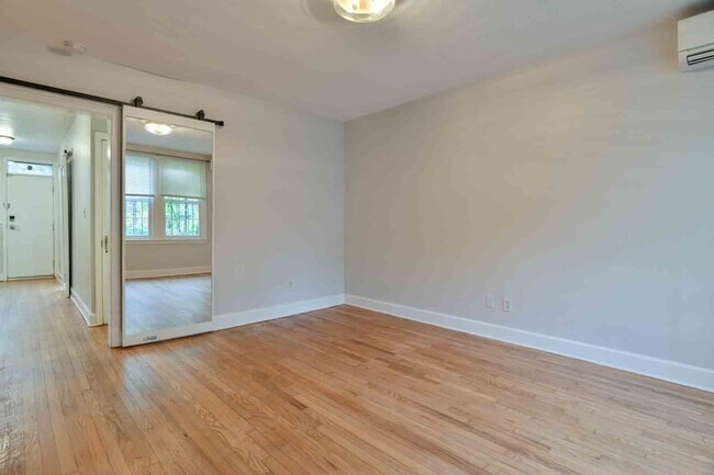 Building Photo - 725 Kearny St NE