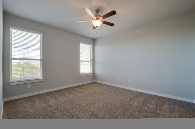 Building Photo - 1011 Skyview Ct