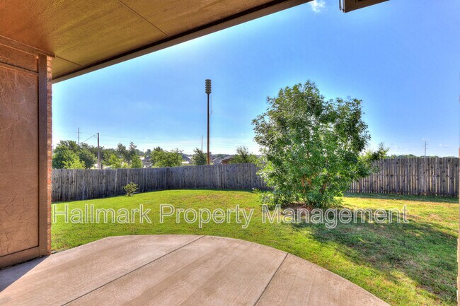 Building Photo - 508 Whispering Oaks Blvd