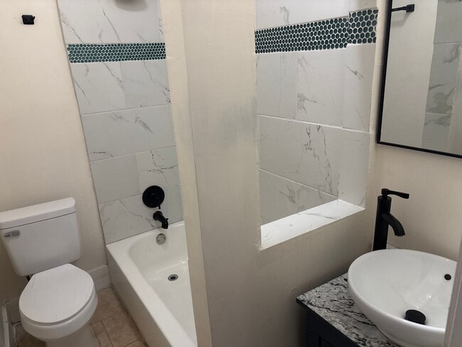 Building Photo - Very Cozy!