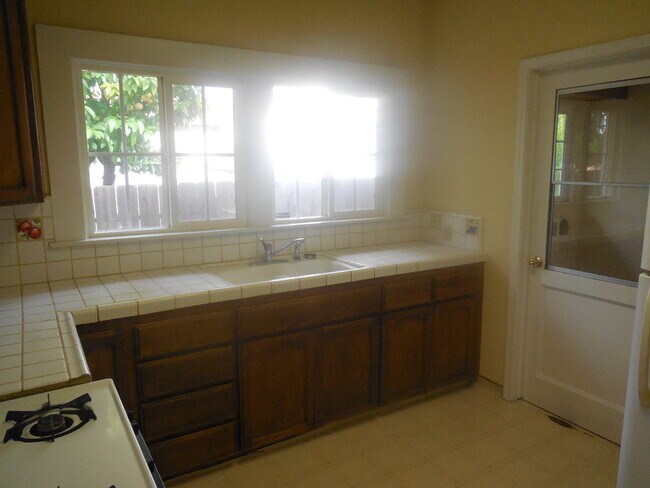 Building Photo - 3 Bedroom / 1 Bath House