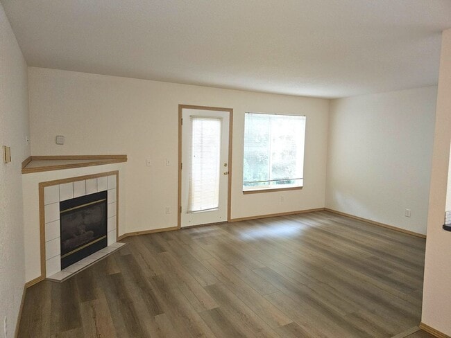 Building Photo - Renovated 2 Bedroom, 1.5 Bath Townhouse wi...