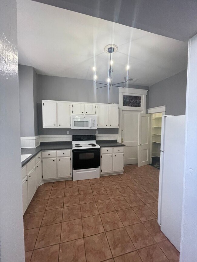 Building Photo - 3 Bedroom 2 Bathroom Baldwin Park upstairs unit 1 off street parking