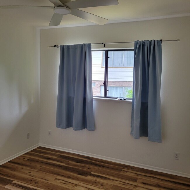 Building Photo - Kapahulu 3 bed, 2 bath single family home