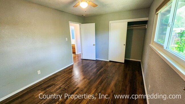 Building Photo - Garden Tract 3-Bedroom House with Hardwood...
