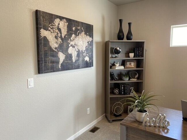 Building Photo - Flying Horse Luxury 4 Bed Townhouse with Mt. Views