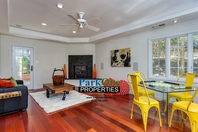Building Photo - Amazing Moraga Home with incredible lot!