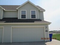 Building Photo - Spacious Townhouse