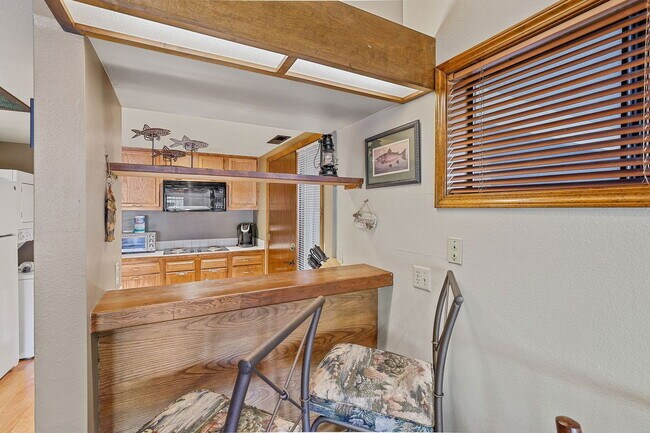 Building Photo - 2650 Valley View Dr